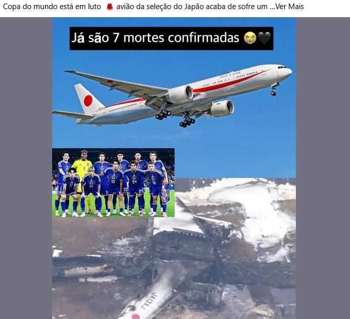 Uma imagem composta por três fotografias e textos sobre um fundo cinza. Na parte superior, lê-se o texto: 'Copa do mundo está em luto. Avião da seleção do Japão acaba de sofre um ...Ver Mais'. Abaixo, a primeira fotografia mostra um avião comercial branco com detalhes em vermelho, incluindo um grande círculo vermelho na cauda, voando em um céu azul; sobreposta a esta imagem, há uma tarja preta com o texto em letras brancas 'Já são 7 mortes confirmadas', acompanhado de emojis de um rosto chorando e um coração preto. Mais abaixo, sobreposta à esquerda, há uma foto da seleção japonesa de futebol posando em campo, com os jogadores vestindo uniformes azuis. Ocupando a metade inferior da composição, a terceira fotografia exibe os destroços severamente danificados e carbonizados de um avião no solo, vistos de cima, onde é possível notar uma parte da fuselagem branca com um círculo vermelho e a inscrição 'JA13XJ', semelhante aos detalhes da aeronave mostrada na primeira imagem. 