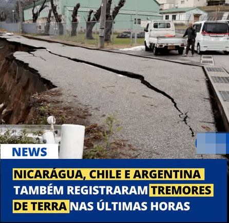 Uma imagem exibe o estrago causado por um terremoto em uma rua asfaltada, que apresenta uma fenda longa e profunda ao longo de sua extensão, com a parte esquerda do terreno severamente afundada. Ao fundo, do lado direito, em uma área intacta da via, estão estacionados uma pequena caminhonete branca e um carro de passeio branco, com uma pessoa em pé próxima a eles; atrás dos veículos, há uma cerca de tela de arame e um prédio verde-claro. Sobreposta à parte inferior da fotografia, há uma grande tarja azul típica de noticiários. No canto superior esquerdo dessa tarja, sobre um pequeno retângulo branco, lê-se a palavra 'NEWS' em azul. O texto principal na tarja azul, escrito em letras brancas maiúsculas e com algumas palavras destacadas em fundo amarelo, diz: 'NICARÁGUA, CHILE E ARGENTINA TAMBÉM REGISTRARAM TREMORES DE TERRA NAS ÚLTIMAS HORAS'. À direita, logo acima da tarja azul, há um pequeno quadrado borrado digitalmente.