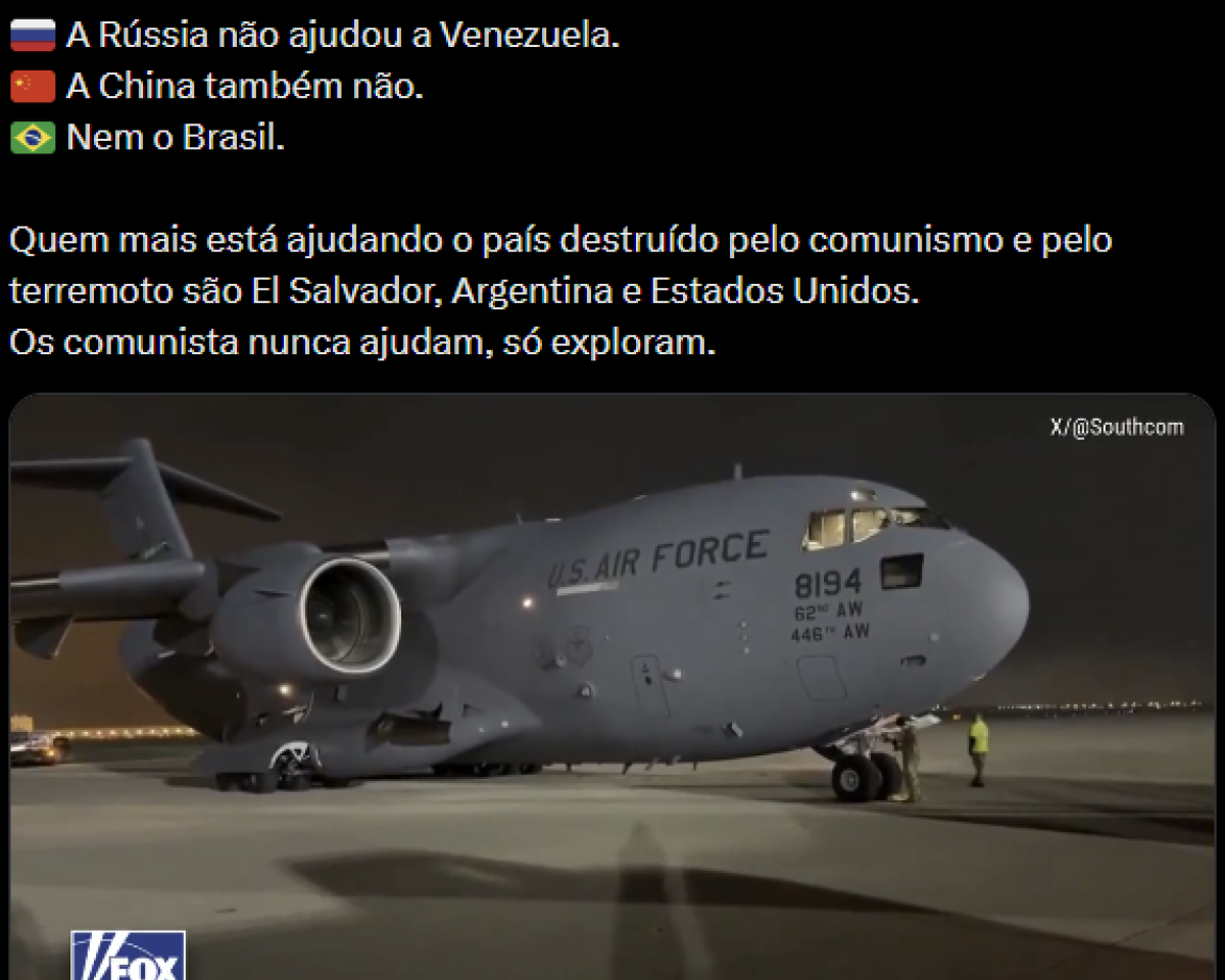 A imagem tem fundo preto e é composta por um texto na parte superior e uma fotografia na parte inferior. No topo, aparecem três linhas iniciadas pelas bandeiras da Rússia, da China e do Brasil. Ao lado da bandeira da Rússia está escrito: 'A Rússia não ajudou a Venezuela.'. Ao lado da bandeira da China: 'A China também não.'. Ao lado da bandeira do Brasil: 'Nem o Brasil.'. Abaixo, há dois parágrafos em letras brancas: 'Quem mais está ajudando o país destruído pelo comunismo e pelo terremoto são El Salvador, Argentina e Estados Unidos.' e 'Os comunista nunca ajudam, só exploram.'. Na metade inferior da imagem há uma fotografia noturna mostrando um grande avião militar cinza estacionado em uma pista de aeroporto. Na lateral da aeronave está escrito 'U.S. AIR FORCE', além de números e identificações pintados próximos à cabine. O avião está voltado para a direita, com um dos motores em destaque na parte esquerda da imagem.