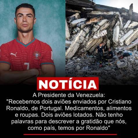 Uma captura de tela de uma postagem em rede social com fundo escuro exibe um texto na parte superior e uma montagem de três fotos na parte inferior. O texto começa com emojis da bandeira da Venezuela e de uma sirene, seguido da citação: ‘Presidente interina da Venezuela, Delcy Rodríguez: 'Recebemos dois aviões enviados por Cristiano Ronaldo, de Portugal. Medicamentos, equipamentos, alimentos, roupas. Dois aviões lotados. Não tenho palavras para descrever a gratidão que nós, como país, temos por Ronaldo. Só podemos rezar para que Deus lhe reserve um lugar especial no céu e engrandeça ainda mais o seu nome aqui na Terra. Cristiano Ronaldo, um ser humano maravilhoso!’’. A montagem de imagens abaixo é dividida em três quadros. No lado direito, ocupando metade da área, há uma foto de rosto do jogador Cristiano Ronaldo sorrindo, vestindo uma jaqueta esportiva em tom verde-azulado. No lado esquerdo, o quadro superior mostra uma vista aérea de uma ampla área urbana aparentemente devastada, repleta de escombros e ruínas. O quadro inferior esquerdo exibe uma foto de rosto da política Delcy Rodríguez sorrindo, com cabelos escuros lisos, usando óculos de grau e blusa vermelha, tendo a bandeira da Venezuela desfocada ao fundo. No centro da composição das fotos, sobreposta à junção das imagens, nota-se uma pequena e discreta marca d'água dourada.