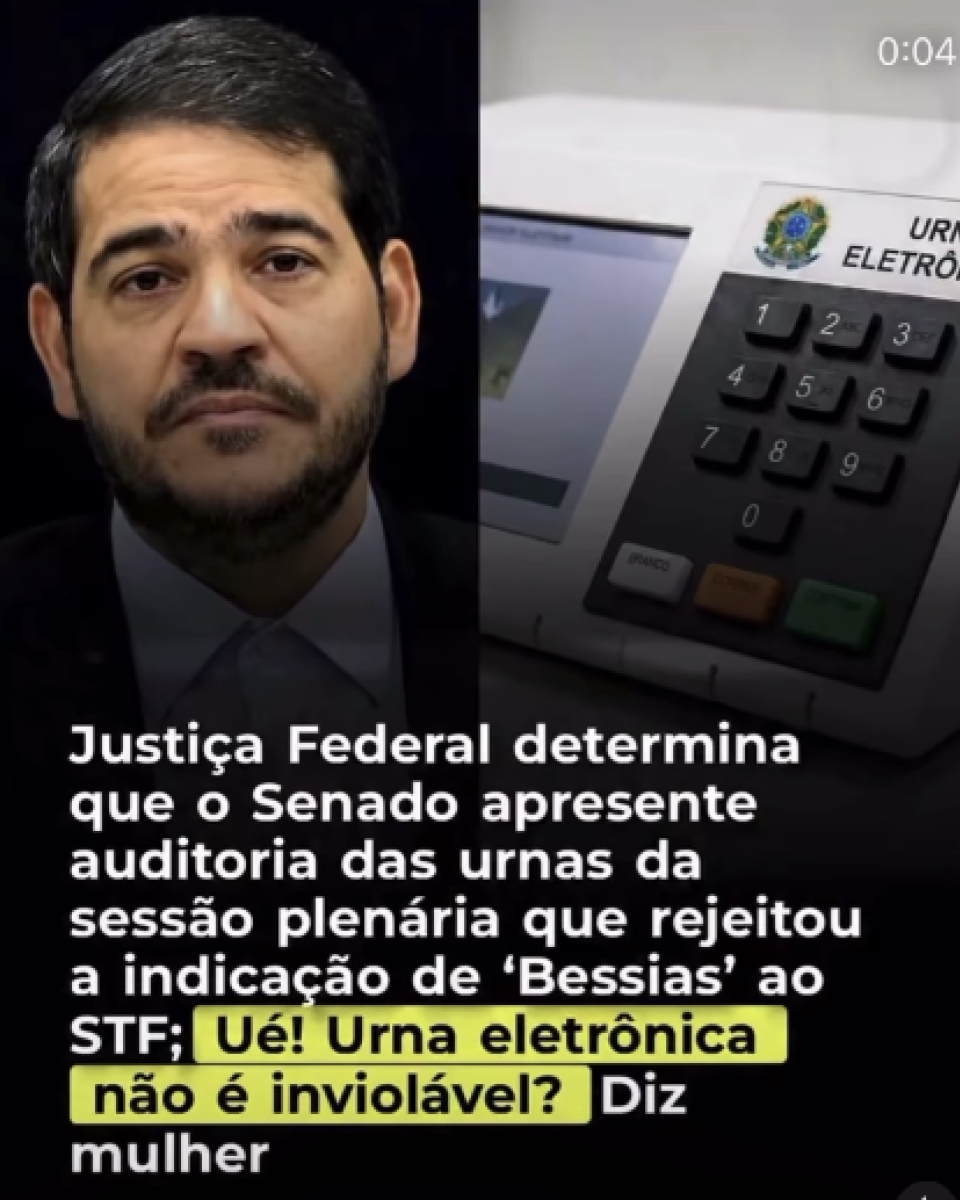 A imagem está dividida verticalmente em duas partes. À esquerda há o retrato de Jorge Messias, um homem de cabelos escuros e barba curta, usando terno escuro, camisa branca e gravata clara. Ele aparece em primeiro plano, com expressão séria, diante de um fundo escuro. À direita há uma fotografia de uma urna eletrônica brasileira vista de perto, mostrando parte da tela, o teclado numérico e os botões coloridos na parte inferior. Acima do teclado aparece o brasão da República e parte da inscrição 'URNA ELETRÔNICA'. Sobre a metade inferior da imagem há um bloco de texto em letras brancas que diz: 'Justiça Federal determina que o Senado apresente auditoria das urnas da sessão plenária que rejeitou a indicação de ‘Bessias’ ao STF;'. Logo abaixo, em destaque sobre um fundo amarelo, aparece a frase: 'Ué! Urna eletrônica não é inviolável?'. Na sequência, em letras brancas, aparece a expressão 'Diz mulher'. O fundo da área do texto é escuro, formando contraste com as letras brancas e o destaque amarelo. 