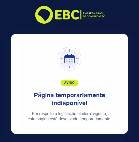 Uma imagem exibe uma tela informativa com fundo azul-escuro. No topo, centralizado, encontra-se o logotipo verde-claro da EBC, composto por um ícone circular com o formato do mapa do Brasil vazado, a sigla 'EBC' em letras grandes e, ao lado de uma linha vertical, o nome 'EMPRESA BRASIL DE COMUNICAÇÃO' em letras menores. A maior parte da tela é ocupada por um grande painel branco central com bordas arredondadas. Dentro desse painel, na parte superior, há uma ilustração circular estilizada mostrando um calendário azul e branco envolto pelas marcações de um relógio. Abaixo da ilustração, destaca-se uma pequena etiqueta verde-clara em formato oval com a palavra 'AVISO' em letras escuras. Em seguida, o título 'Página temporariamente indisponível' aparece em letras grandes e azuis. Logo abaixo, o texto explicativo em letras menores diz: 'Em respeito à legislação eleitoral vigente, esta página está desativada temporariamente.'.