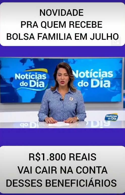 Uma captura de tela vertical de um vídeo apresenta um fundo roxo sólido e é dividida em três seções principais. Na parte superior, um bloco branco com bordas arredondadas exibe o texto em letras maiúsculas pretas: 'NOVIDADE PRA QUEM RECEBE BOLSA FAMILIA EM JULHO'. A seção central mostra o recorte de um telejornal com uma apresentadora de cabelos castanhos na altura dos ombros, vestindo uma camisa azul estampada com pequenos padrões, sentada atrás de uma bancada clara com as mãos apoiadas sobre folhas de papel. Ao fundo da apresentadora, um grande painel exibe um mapa-múndi em tons de azul e a inscrição 'Notícias do Dia' repetida duas vezes em letras brancas; um logotipo idêntico em miniatura aparece no canto inferior direito desta cena do jornal. Na parte inferior da composição geral, um segundo bloco branco com bordas arredondadas contém o texto em letras maiúsculas pretas: 'R$1.800 REAIS VAI CAIR NA CONTA DESSES BENEFICIÁRIOS'. No canto inferior direito da tela, sobre o fundo roxo, encontra-se um pequeno ícone circular escuro com o símbolo de um alto-falante silenciado em branco. 