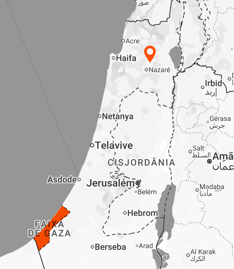 Mapa em tons de cinza mostrando Israel, Cisjordânia e Faixa de Gaza. A Faixa de Gaza no sudoeste é colorida em laranja sólido. Um pino de localização laranja está perto de Nazaré, no norte. Cidades como Telavive e Jerusalém estão rotuladas em português.