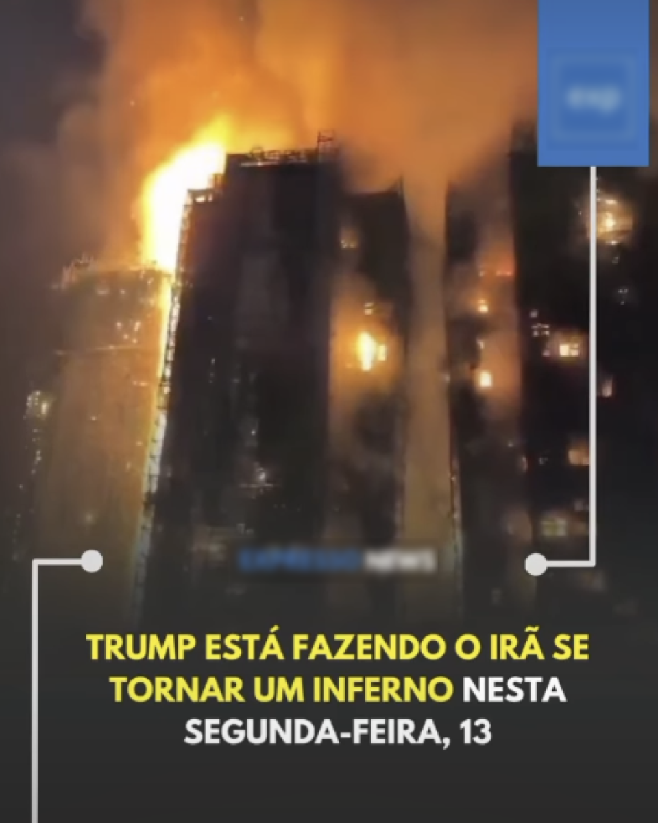 A imagem mostra um prédio alto envolvido por um grande incêndio durante a noite. Chamas intensas saem da parte superior e de vários andares da fachada, enquanto uma espessa fumaça alaranjada sobe e cobre o céu acima do edifício. Em prédios vizinhos, algumas janelas iluminadas também são visíveis. A imagem possui elementos gráficos sobrepostos, incluindo linhas brancas decorativas nas laterais e dois retângulos azuis com conteúdo desfocado, um no canto superior direito e outro próximo à parte inferior central. Na metade inferior da imagem há um bloco escuro com um texto em destaque. Em letras amarelas e brancas, lê-se: 'TRUMP ESTÁ FAZENDO O IRÃ SE TORNAR UM INFERNO NESTA SEGUNDA-FEIRA, 13'.
