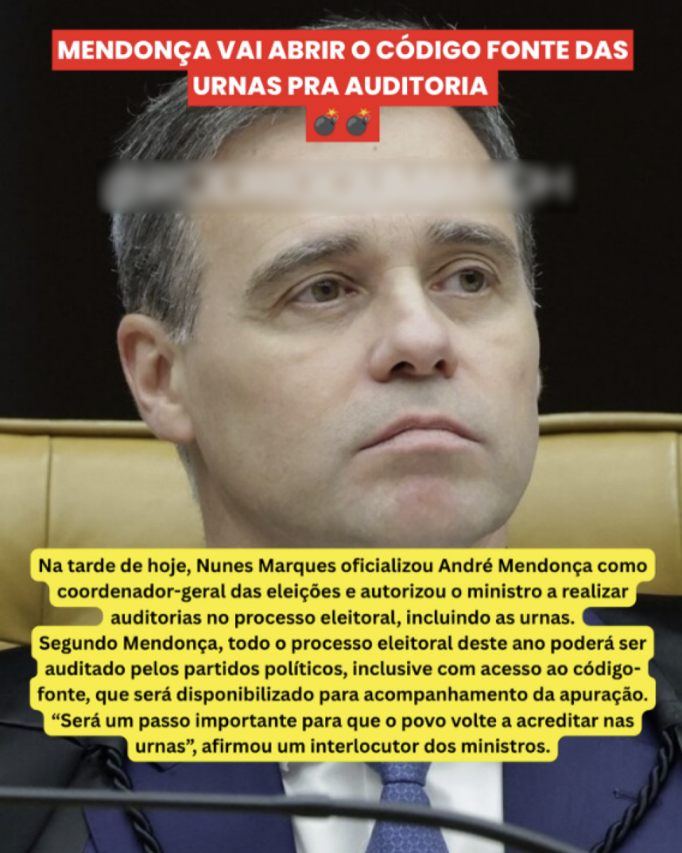 A imagem mostra um retrato em close do ministro André Mendonça, um homem de cabelos grisalhos curtos, usando terno escuro, camisa branca e gravata azul, sentado em uma cadeira de couro bege. O fundo é escuro, destacando seu rosto e parte do tronco. Na parte superior da imagem, há uma faixa vermelha com texto em letras brancas que diz: 'MENDONÇA VAI ABRIR O CÓDIGO FONTE DAS URNAS PRA AUDITORIA'. Logo abaixo aparecem dois emojis de bomba. Na parte inferior há um bloco amarelo com texto em preto que diz: 'Na tarde de hoje, Nunes Marques oficializou André Mendonça como coordenador-geral das eleições e autorizou o ministro a realizar auditorias no processo eleitoral, incluindo as urnas. Segundo Mendonça, todo o processo eleitoral deste ano poderá ser auditado pelos partidos políticos, inclusive com acesso ao código-fonte, que será disponibilizado para acompanhamento da apuração. 'Será um passo importante para que o povo volte a acreditar nas urnas', afirmou um interlocutor dos ministros.'.