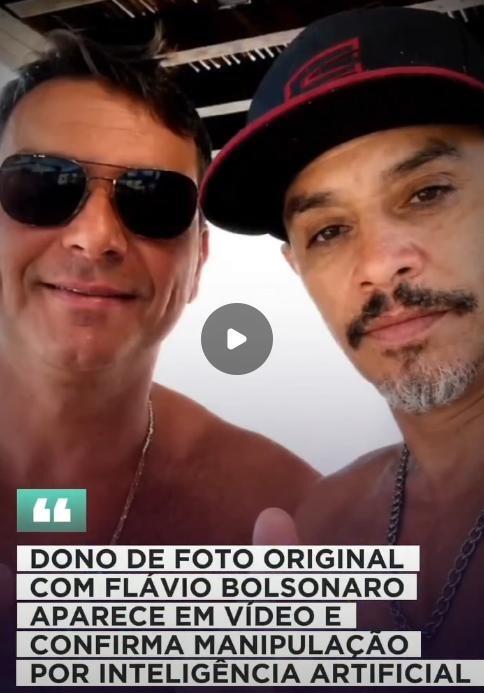 Uma captura de tela vertical de um vídeo exibe dois homens, aparentemente sem camisa, em um enquadramento próximo, tipo selfie. À esquerda, o político Flávio Bolsonaro sorri, usando óculos escuros estilo aviador e uma fina corrente prateada no pescoço. À direita, um homem de expressão mais séria, com bigode e cavanhaque grisalho, veste um boné preto com aba e detalhes em vermelho, além de uma corrente escura no pescoço. Bem no centro da imagem, sobreposto aos dois, há um grande ícone circular escuro semitransparente com um triângulo branco de reprodução ('play'). Na parte inferior da tela, um pequeno ícone quadrado verde-água contendo aspas duplas brancas está posicionado acima de um grande bloco de texto. O texto, escrito em letras maiúsculas pretas sobre faixas de fundo branco empilhadas, diz: ‘DONO DE FOTO ORIGINAL COM FLÁVIO BOLSONARO APARECE EM VÍDEO E CONFIRMA MANIPULAÇÃO POR INTELIGÊNCIA ARTIFICIAL’.