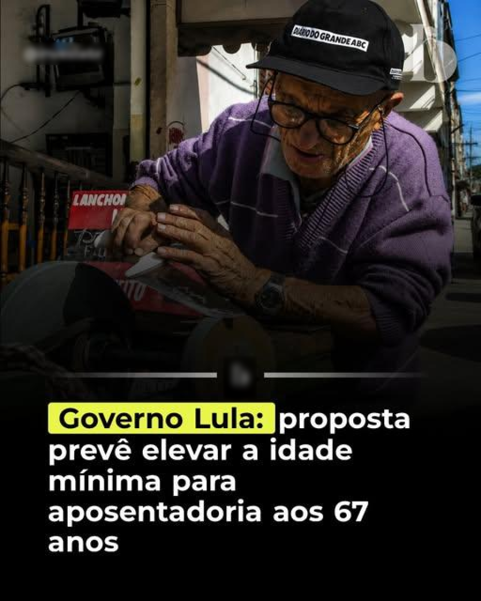 A imagem é uma montagem em formato vertical. Na metade superior, aparece um homem idoso usando boné preto com a inscrição 'ABCD DO GRANDE ABC', óculos, suéter roxo e relógio de pulso, enquanto afia uma faca em um esmeril instalado na calçada. Ao fundo, há construções urbanas e um pequeno cartaz vermelho com a palavra 'LANCHON...' parcialmente visível. Abaixo, uma mensagem diz: 'Governo Lula: proposta prevê elevar a idade mínima para aposentadoria aos 67 anos'. A expressão 'Governo Lula:' está destacada em um retângulo amarelo, enquanto o restante do texto aparece em letras brancas.