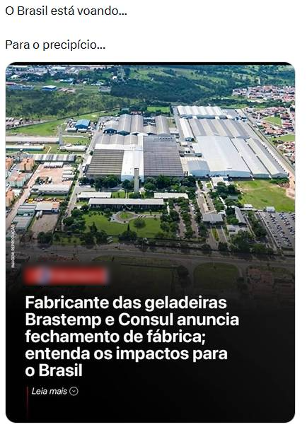 Uma captura de tela exibe uma postagem que começa, no topo sobre fundo branco, com o texto: ‘O Brasil está voando... Para o precipício…’. Logo abaixo, há uma fotografia aérea de um extenso complexo industrial, composto por grandes galpões retangulares de telhados claros, cercado por gramados, árvores, estacionamentos e vias, inserido em uma malha urbana. Sobreposta à metade inferior da imagem, há uma área de gradiente escuro contendo o logotipo vermelho e branco ‘PA PolíticaAlagoana’. Abaixo do logo, destaca-se a manchete em letras maiúsculas brancas: ‘Fabricante das geladeiras Brastemp e Consul anuncia fechamento de fábrica; entenda os impactos para o Brasil’. No canto inferior, lê-se ‘Leia mais’ com o ícone de uma seta para baixo. 