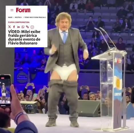 Uma imagem exibe um homem com as características físicas de Javier Milei em pé em um palco, usando paletó, colete e gravata, mas com as calças abaixadas até os tornozelos, revelando o que parece ser uma grande peça íntima branca ou fralda geriátrica. Ele está posicionado ao lado de um púlpito de acrílico que contém o desenho de um sol amarelo e a palavra ‘LIBERTAD’. Na plateia ao fundo e em primeiro plano, pessoas seguram celulares apontados para o palco, gravando a cena. No canto superior esquerdo, sobreposta à cena, há uma captura de tela parcial de uma página do portal de notícias ‘Fórum’ com a manchete em negrito: ‘VÍDEO: Milei exibe fralda geriátrica durante evento de Flávio Bolsonaro’. 