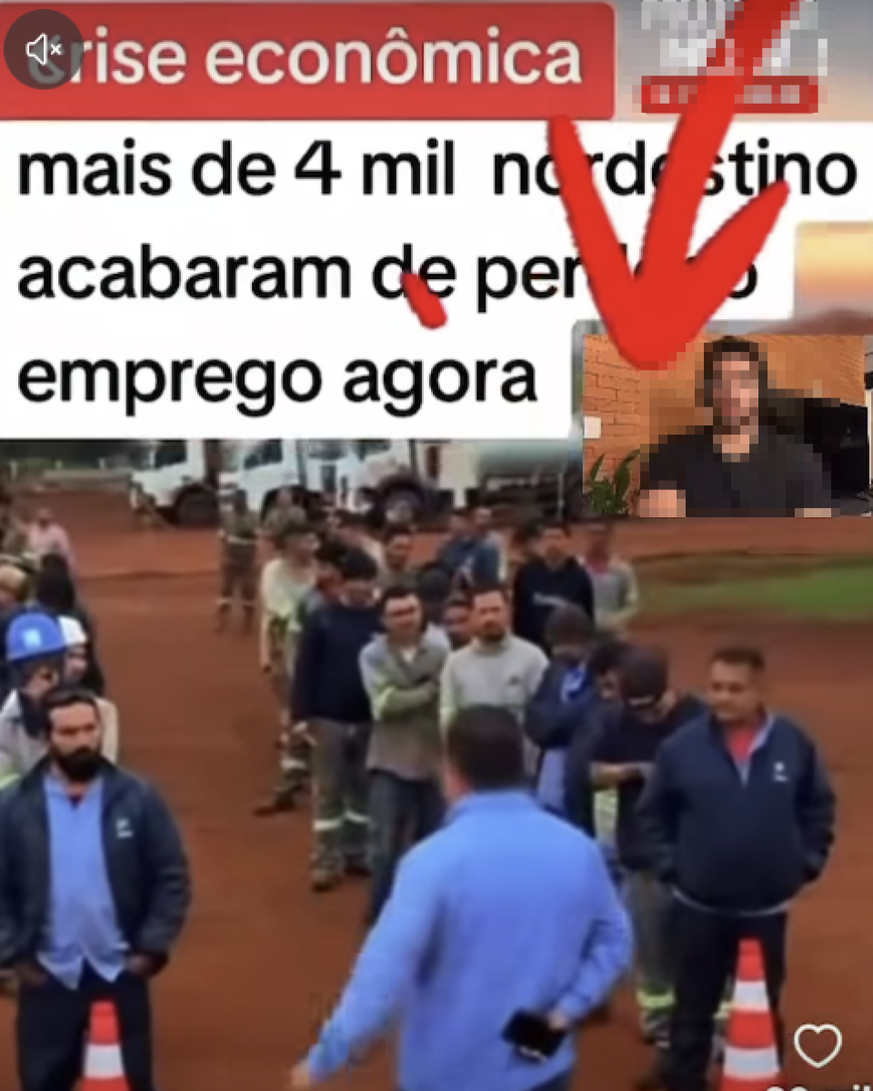 A imagem mostra uma captura de tela de um vídeo em formato vertical. Na parte superior, há uma faixa vermelha com o texto 'crise econômica'. Logo abaixo, sobre um fundo branco, aparece uma mensagem em letras pretas que diz: 'mais de 4 mil nordestino acabaram de perder o emprego agora'. Sobre a imagem, há uma grande seta vermelha apontando para um pequeno quadro no canto superior direito, onde aparece uma pessoa desfocada, vestindo uma camiseta escura, em frente a uma parede de tijolos aparentes e uma televisão. A maior parte da imagem mostra um grupo de trabalhadores formando uma fila em um pátio de terra avermelhada. Em primeiro plano, um homem está de costas para a câmera, usando uma camisa azul-claro e segurando um celular atrás das costas, fala com a fila. À esquerda, outro homem de barba, usando uniforme azul e capacete azul, está parado próximo a um cone de trânsito laranja e branco. À direita, outro trabalhador com jaqueta azul está próximo de outro cone semelhante. Atrás deles, diversos homens vestindo roupas de trabalho, alguns com faixas refletivas nas calças, aguardam em fila. Ao fundo, aparecem caminhões brancos estacionados e parte de uma área industrial ou de obras. 