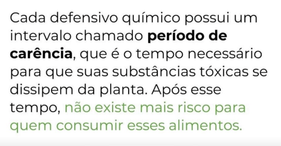A imagem tem fundo branco e contém apenas um bloco de texto em português. O texto diz: ‘Cada defensivo químico possui um intervalo chamado período de carência, que é o tempo necessário para que suas substâncias tóxicas se dissipem da planta. Após esse tempo, não existe mais risco para quem consumir esses alimentos.’ As palavras ‘período de carência’ aparecem em negrito, e a frase ‘não existe mais risco para quem consumir esses alimentos’ está escrita em verde-claro.