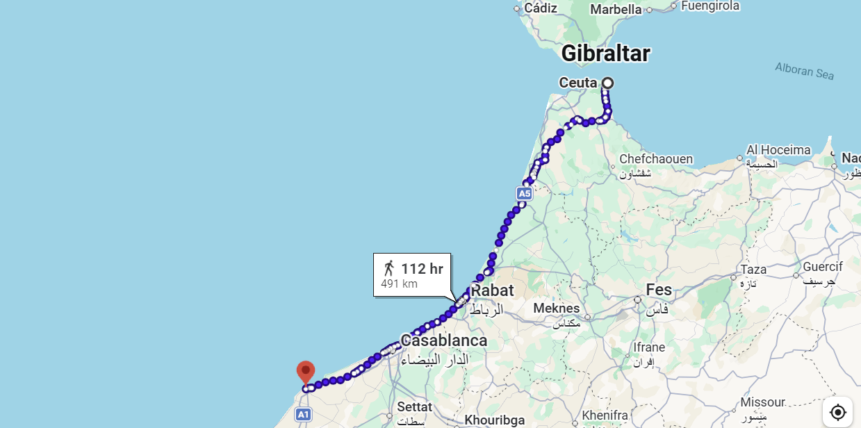 A imagem mostra um mapa do norte do Marrocos com uma rota marcada por uma linha azul pontilhada que começa na região próxima à costa atlântica, ao sul de Casablanca, e segue em direção ao norte, passando por Casablanca e Rabat, até a região de Tetuão e Ceuta. No topo aparecem Gibraltar, Marbella, Fuengirola e Cádiz, na Espanha. No mapa também estão identificadas cidades marroquinas como Casablanca, Rabat, Fès, Meknes, Chefchaouen, Taza, Settat e Khenifra. Sobre a rota, há uma caixa branca com um ícone de uma pessoa caminhando e as informações '112 hr' e '491 km'. O mapa também mostra o Mar de Alborão, áreas verdes de vegetação, estradas e nomes de localidades em árabe e em alfabeto latino.
