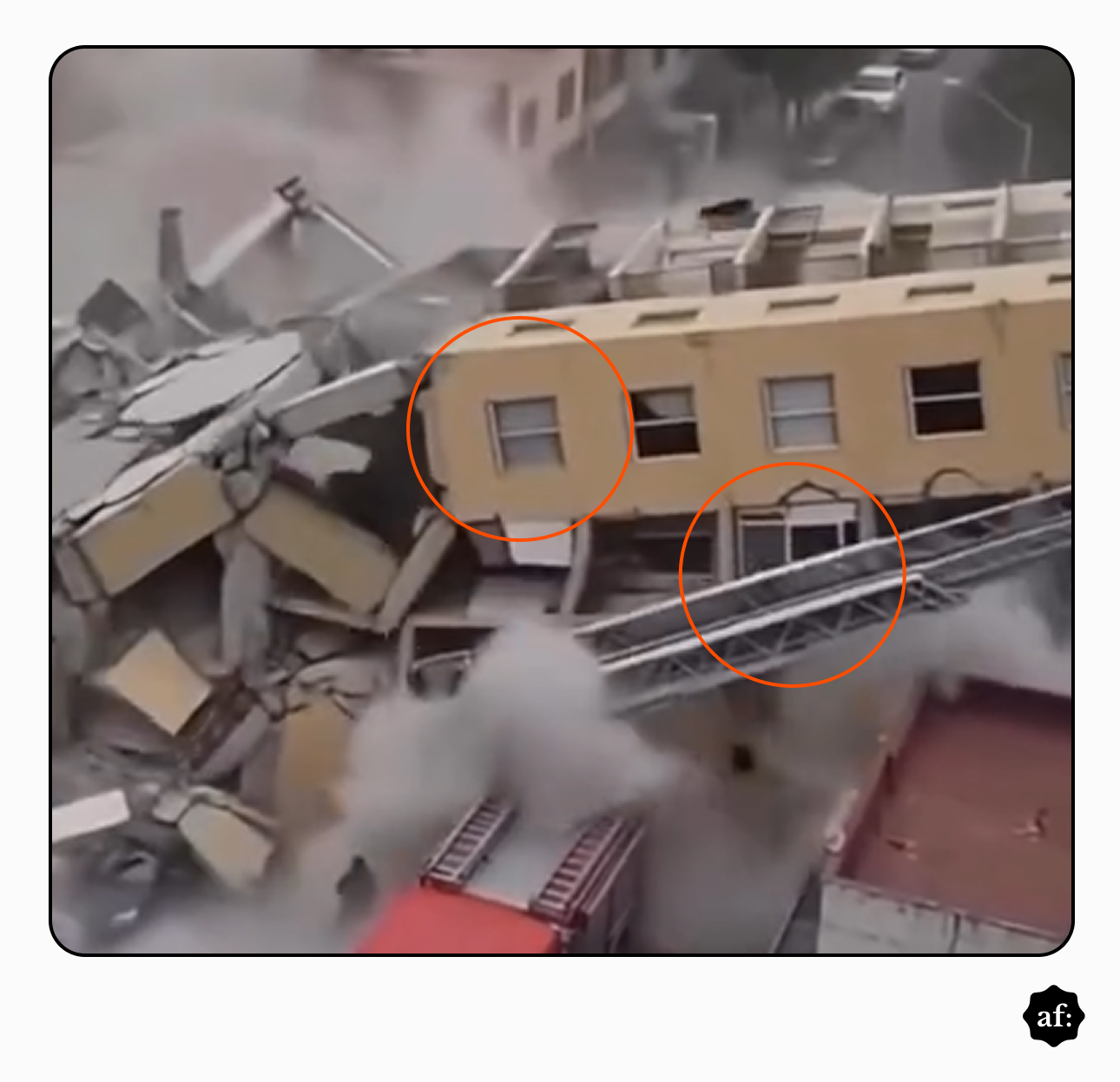 A imagem mostra um edifício de vários andares parcialmente destruído, com grandes partes da estrutura e do telhado desabadas. Há muita poeira e destroços ao redor da construção. Duas áreas da imagem estão destacadas por círculos laranjas: uma delas envolve uma janela na fachada do edifício, enquanto a outra destaca uma estrutura metálica comprida, semelhante a uma escada ou equipamento de acesso, posicionada diante da fachada. Na parte inferior da imagem, aparece o topo de um veículo vermelho, aparentemente um caminhão de emergência, além de pessoas parcialmente visíveis entre a poeira e os escombros. No canto inferior direito há um pequeno logotipo preto com as letras 'af.'.