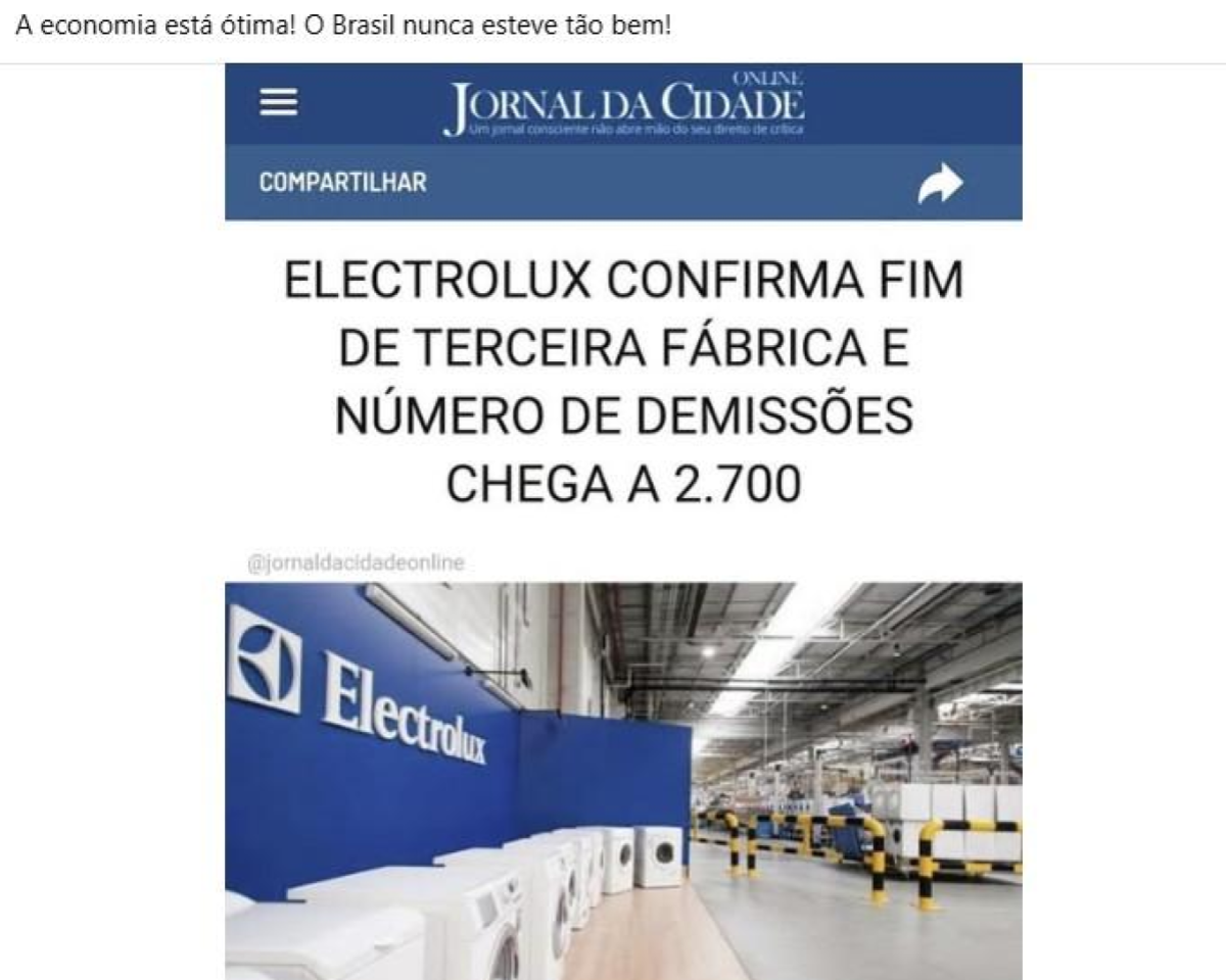A imagem é uma captura de tela de uma publicação no Facebook. Na parte superior aparece a frase 'A economia está ótima! O Brasil nunca esteve tão bem!'. Abaixo, há o cabeçalho de um site chamado 'Jornal da Cidade Online', com um menu no canto esquerdo e a indicação 'COMPARTILHAR'. No centro da publicação, aparece o texto 'ELECTROLUX CONFIRMA FIM DE TERCEIRA FÁBRICA E NÚMERO DE DEMISSÕES CHEGA A 2.700'. Na parte inferior da imagem, aparece uma fotografia do interior de uma fábrica da Electrolux, com vários eletrodomésticos brancos alinhados à esquerda, um painel azul com o logotipo da Electrolux e uma área industrial ao fundo. 