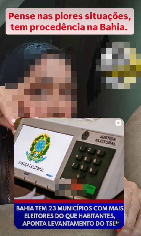 Imagem mostra uma pessoa de pele clara e cabelo escuro, que tem o rosto propositalmente obscurecido por um efeito de pixelização, com a mão apoiada próxima ao queixo. Na parte superior da imagem, uma caixa de fundo rosa-claro exibe o seguinte texto em vermelho: 'Pense nas piores situações, tem procedência na Bahia.'. No lado direito, há uma imagem circular também borrada por pixelização em tons de amarelo, branco e escuro. Sobreposta à metade inferior da composição, destaca-se a imagem de uma urna eletrônica exibindo o brasão da República e a inscrição 'JUSTIÇA ELEITORAL' na tela, tendo seus botões inferiores coloridos ocultados por um borrão quadriculado. Logo abaixo da urna, um bloco azul contém o seguinte texto em letras maiúsculas brancas: 'BAHIA TEM 23 MUNICÍPIOS COM MAIS ELEITORES DO QUE HABITANTES, APONTA LEVANTAMENTO DO TSE'.