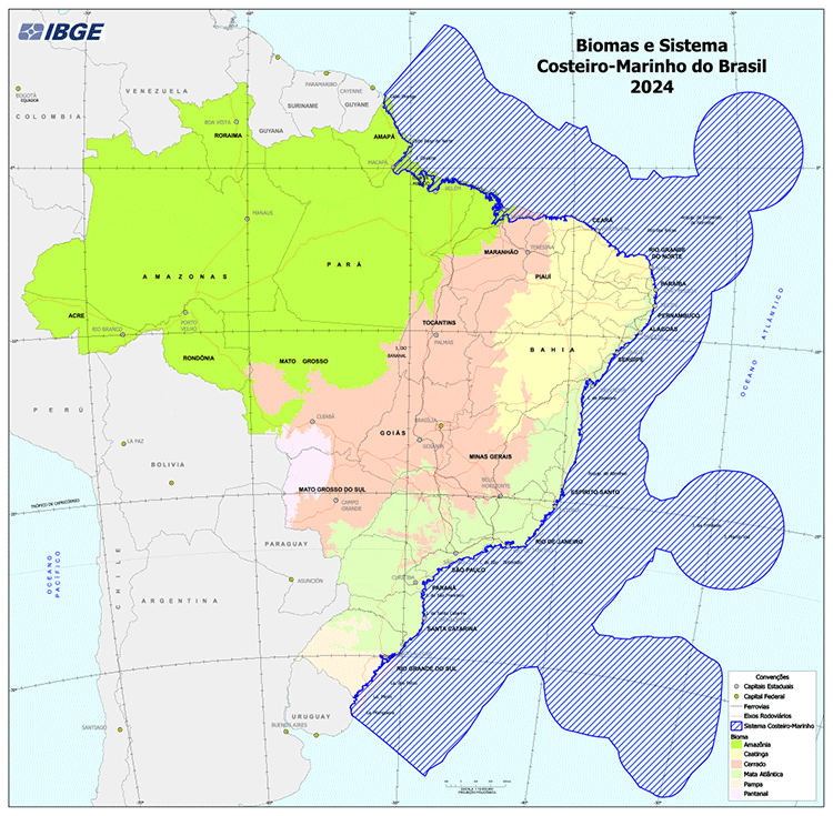 Imagem exibe um mapa territorial e marítimo do Brasil, contendo o logotipo do 'IBGE' no canto superior esquerdo e o título 'Biomas e Sistema Costeiro-Marinho do Brasil 2024' posicionado no canto superior direito. A parte continental do país apresenta as divisas dos estados e é preenchida por diferentes cores sólidas que representam as áreas dos biomas brasileiros. Ao longo de toda a costa leste, adentrando o Oceano Atlântico, destaca-se uma extensa área demarcada com um contorno azul escuro e preenchida por um padrão de linhas diagonais azuis. No canto inferior direito, uma caixa de legenda lista as convenções cartográficas, associando cada cor sólida a um bioma específico e o padrão listrado ao sistema costeiro-marinho.