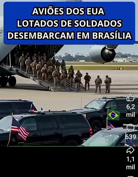 Imagem exibe, em sua parte superior, um bloco azul contendo o texto em letras maiúsculas brancas: 'AVIÕES DOS EUA LOTADOS DE SOLDADOS DESEMBARCAM EM BRASÍLIA'. No centro da composição, observa-se a parte traseira de um grande avião de carga estacionado em uma pista, com sua rampa de acesso abaixada, por onde desce um grupo de pessoas — cujos rostos apresentam tons de pele variados, com cabelos predominantemente curtos ou cobertos —, vestindo uniformes militares em tons de bege, capacetes e carregando mochilas e equipamentos táticos. Na porção inferior da fotografia, estão diversos veículos pretos modelo SUV estacionados, adornados com pequenas bandeiras dos Estados Unidos e do Brasil hasteadas em suas laterais. 