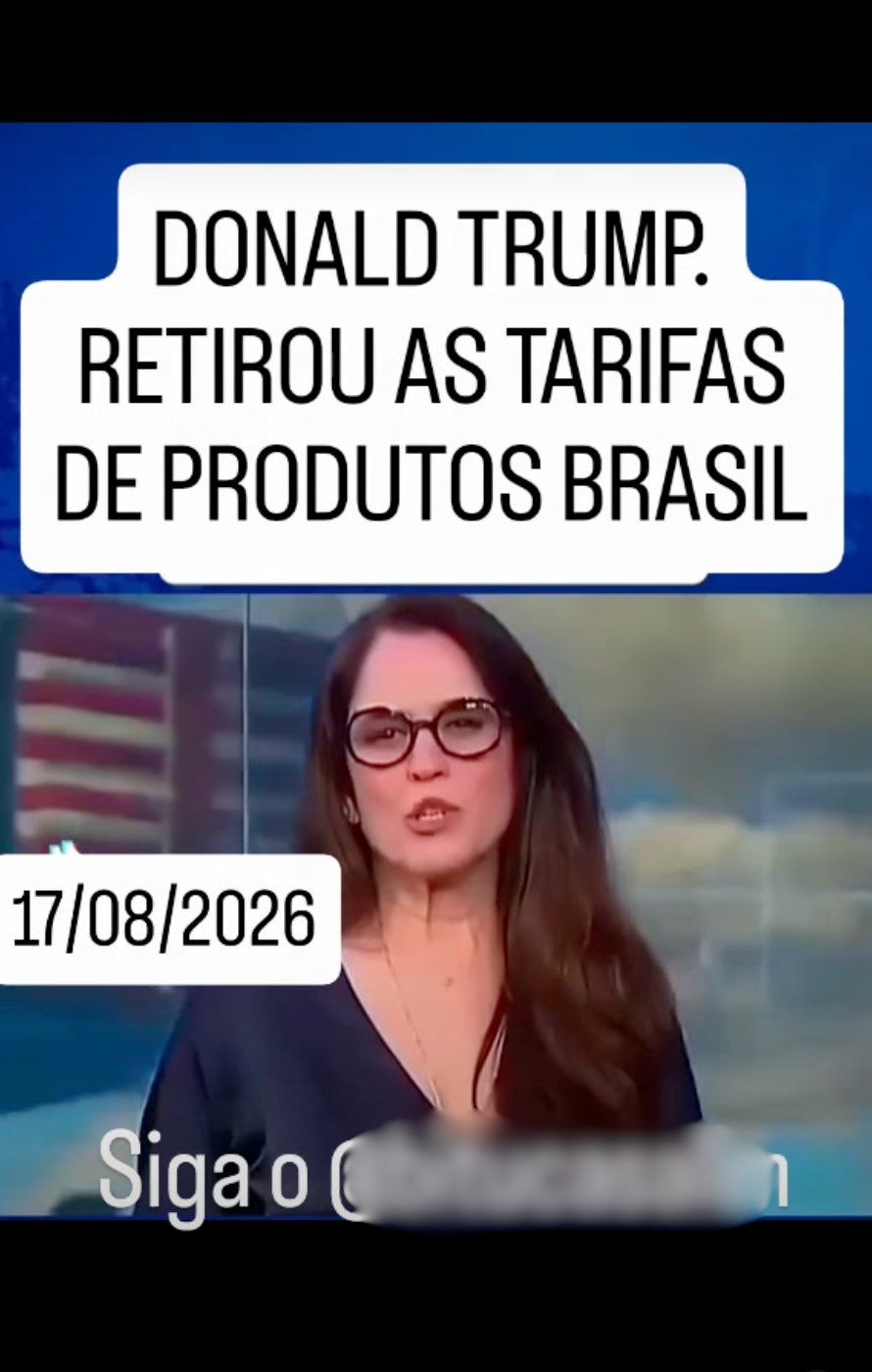 Uma captura de tela de um vídeo em formato vertical, com barras pretas na parte superior e inferior. No topo, sobre um fundo azul escuro, há um grande adesivo de texto branco arredondado que lê, em letras maiúsculas pretas e grossas: 'DONALD TRUMP. RETIROU AS TARIFAS DE PRODUTOS BRASIL'. No centro da imagem, uma mulher caucasiana de cabelos castanhos longos e óculos de armação escura, vestindo uma blusa preta, posicionada num estúdio de TV. Ela está olhando e falando diretamente para a câmera, com a boca aberta no meio da fala. Sobreposta à imagem dela, à esquerda, há uma pequena caixa de texto branca e arredondada com a data '17/08/2026' em preto. 