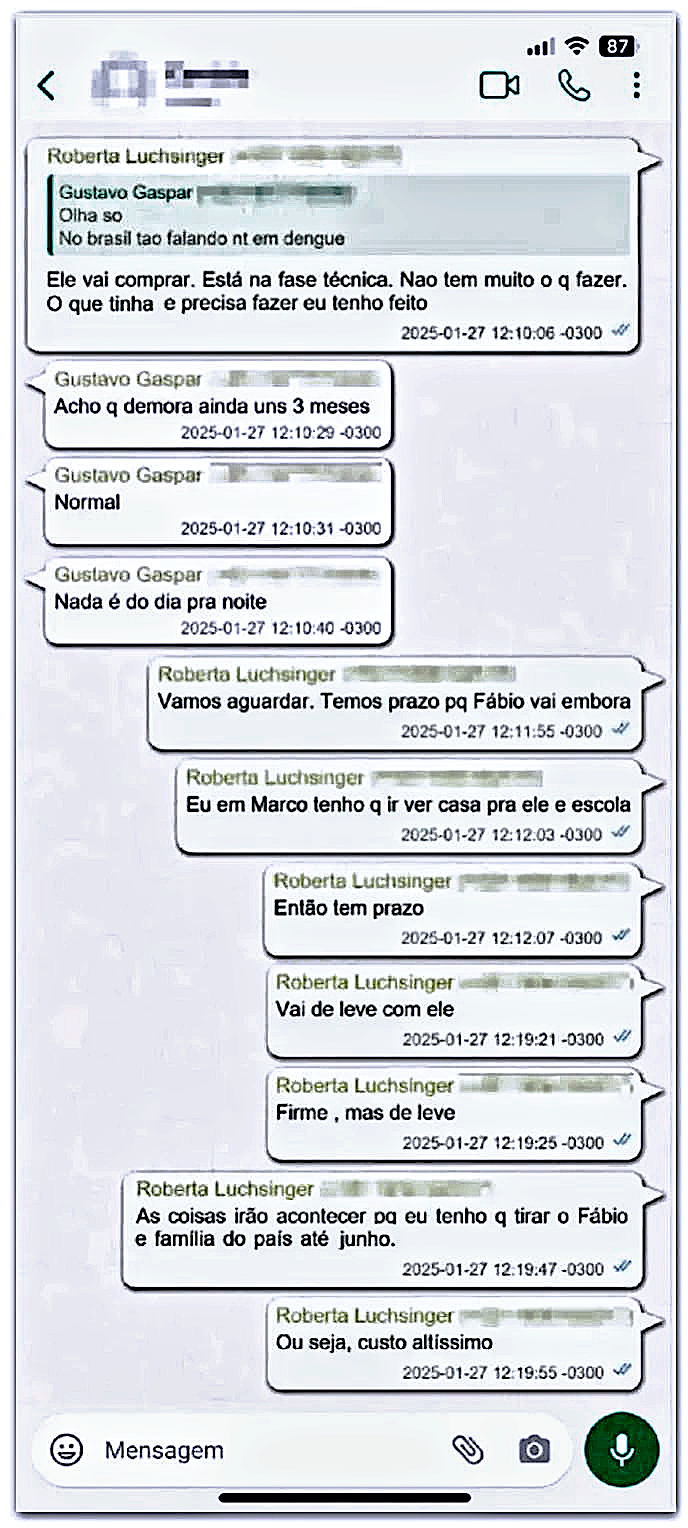 Captura de tela de um aplicativo de mensagens de celular que mostra uma troca de textos entre remetentes identificados como 'Roberta Luchsinger' e 'Gustavo Gaspar', cujos números de contato ou sobrenomes adicionais estão parcialmente obscurecidos por um efeito de borrão. A imagem não contém figuras humanas. Os balões de mensagem enviados pelo usuário do aparelho, posicionados à direita, contêm afirmações como 'Vamos aguardar. Temos prazo pq Fábio vai embora', 'As coisas irão acontecer pq eu tenho q tirar o Fábio e família do país até junho.' e 'Ou seja, custo altissimo', todas com marcações de horário referentes à data '2025-01-27'. No lado esquerdo, os balões de resposta atribuídos a 'Gustavo Gaspar' trazem textos curtos como 'Acho q demora ainda uns 3 meses', 'Normal' e 'Nada é do dia pra noite'. A interface gráfica inclui, na parte superior, indicadores de nível de bateria, sinal de rede e botões de chamada, e na parte inferior, uma barra de digitação exibindo a palavra 'Mensagem' acompanhada de ícones de clipe de papel, câmera e um botão circular verde com o desenho de um microfone. 