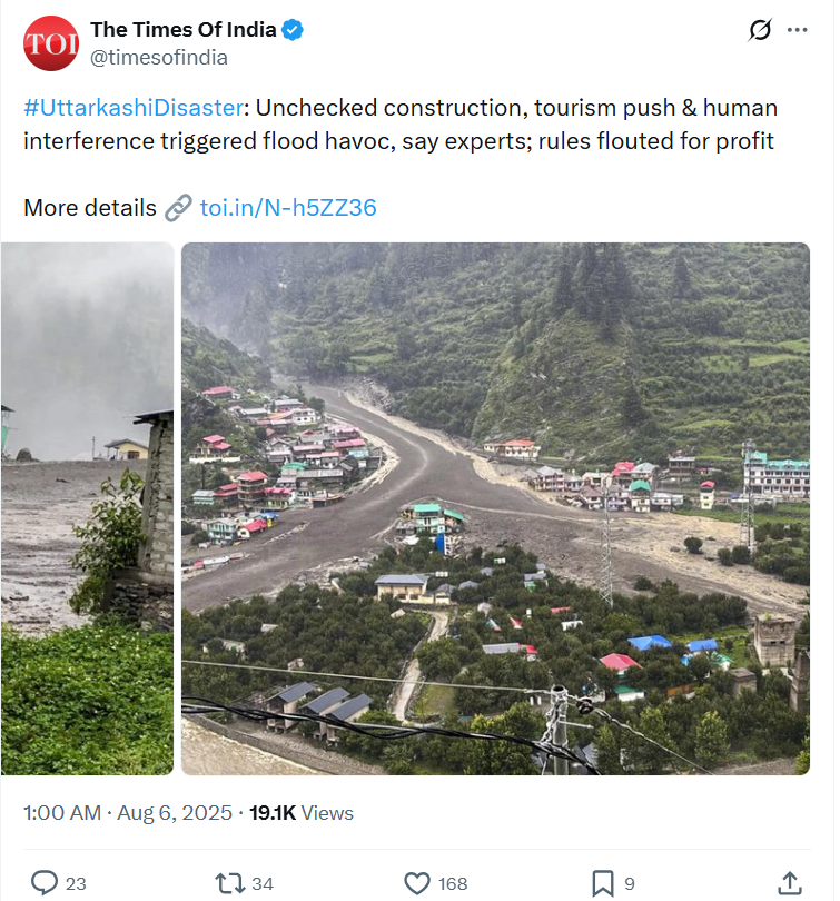 A imagem mostra uma captura de tela de uma publicação do jornal The Times of India sobre as enchentes em Uttarkashi, na Índia. A foto principal, à direita, apresenta uma área montanhosa com vegetação densa e um grande leito de rio coberto por lama e sedimentos escuros, atravessando uma comunidade com dezenas de casas coloridas, algumas parcialmente cercadas por detritos. Em primeiro plano, há árvores, construções e cabos elétricos; ao fundo, as encostas íngremes das montanhas. À esquerda, aparece uma segunda imagem parcialmente visível, mostrando água barrenta e agitada próxima a construções.