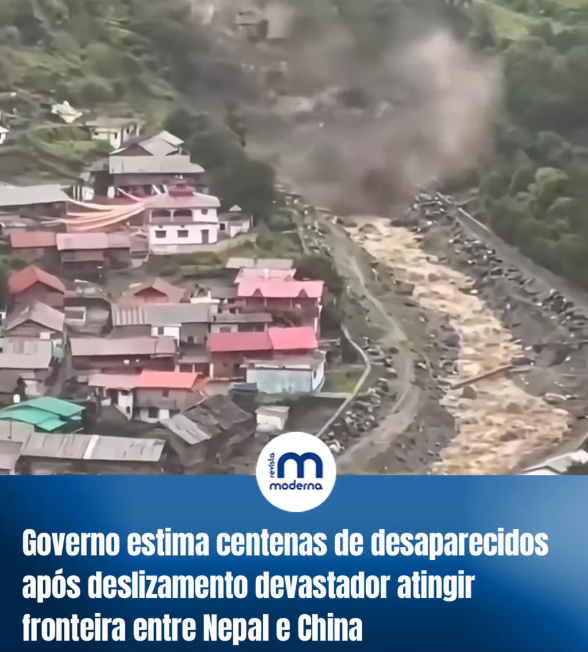 A imagem mostra uma área montanhosa com várias casas de telhados coloridos concentradas à esquerda, enquanto à direita há um rio de água barrenta correndo por um vale estreito, cercado por grandes quantidades de pedras e destroços. No centro e ao fundo, uma grande nuvem de poeira ou lama se eleva sobre a região, indicando um deslizamento de terra de grandes proporções. Na parte inferior da imagem, uma faixa azul traz a manchete: 'Governo estima centenas de desaparecidos após deslizamento devastador atingir fronteira entre Nepal e China', acompanhada do logotipo da revista Moderna.