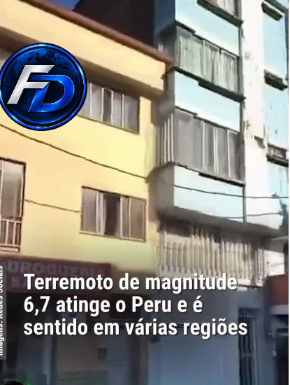 Fotografia urbana de dois prédios residenciais adjacentes — um amarelo e outro azul claro — inclinados e encostados um no outro devido a um abalo sísmico. No canto superior esquerdo há um logotipo circular azul metálico com as letras ‘FD’, e na parte inferior da imagem sobrepõe-se o texto em branco: ‘Terremoto de magnitude 6,7 atinge o Peru e é sentido em várias regiões’.