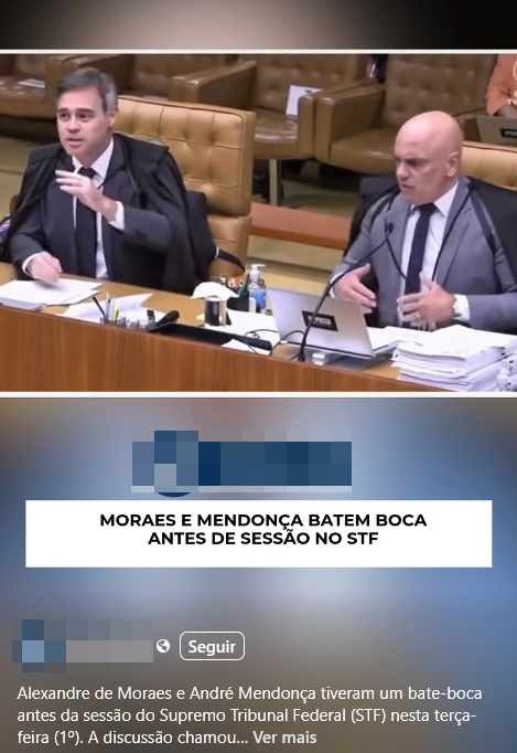 Imagem exibe uma captura de tela dividida horizontalmente em duas partes.Na metade superior, vê-se uma imagem em vídeo de um ambiente formal, característico de um tribunal, com dois homens de pele clara sentados lado a lado atrás de uma longa bancada de madeira. À esquerda, um homem de cabelos escuros com mechas grisalhas gesticula com a mão direita. À direita, um homem calvo gesticula com ambas as mãos. Ambos vestem ternos com gravatas sob togas pretas. Sobre a bancada à frente deles, há microfones, pilhas de papéis, copos, álcool em gel e um notebook. Na metade inferior, sobre um fundo azul com gradiente, apresenta-se uma interface de rede social. No centro, uma faixa retangular branca contém o seguinte texto em letras maiúsculas pretas: ‘MORAES E MENDONÇA BATEM BOCA ANTES DE SESSÃO NO STF’.
