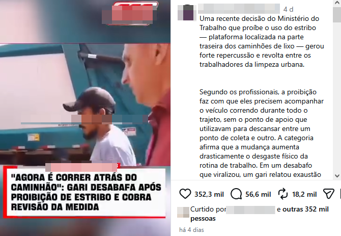 Imagem exibe a parte traseira de um caminhão de lixo verde. À esquerda, um trabalhador de limpeza urbana, vestindo uniforme azul com faixas refletivas e boné azul, está com os braços erguidos, arremessando um saco de lixo azul para dentro do caminhão, que já contém sacos pretos. Uma tarja horizontal pixelada obscurece a parte central da cena, cobrindo parte do trabalhador e dos sacos de lixo. Abaixo dessa tarja, há um pequeno retângulo também pixelado com contorno vermelho.