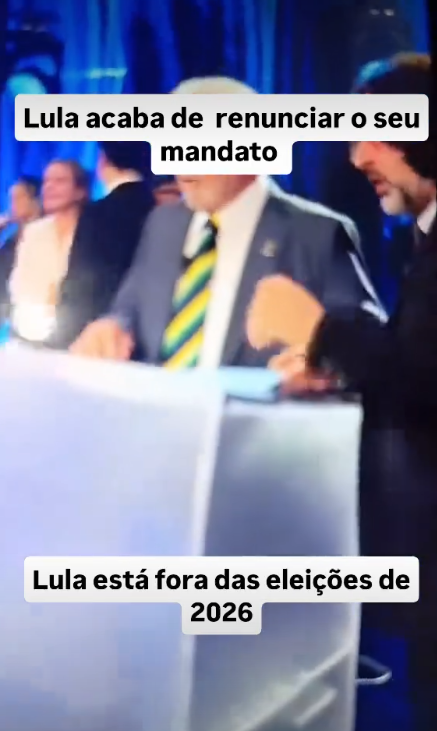 magem de um evento oficial, com o presidente Lula ao centro, usando terno escuro, camisa branca e gravata listrada em verde e amarelo, diante de um púlpito. Há outras pessoas ao fundo, em um ambiente iluminado por luzes azuis. Sobre a imagem, textos em destaque dizem: 'Lula acaba de renunciar o seu mandato' e 'Lula está fora das eleições de 2026'
