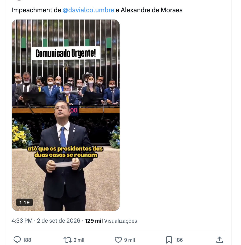Captura de tela de uma publicação na rede social X (antigo Twitter). Na parte superior, a legenda diz: 'Impeachment de @davialcolumbre e Alexandre de Moraes'. Abaixo da legenda, há um vídeo em formato vertical. No primeiro plano, o deputado federal  Sóstenes Cavalcante aparece em pé, vestindo terno escuro e gravata azul, segurando um papel com as duas mãos à frente do corpo. Ele está no plenário do Senado Federal, com o plenário ao fundo. Ao fundo, na bancada elevada, vários parlamentares usam fitas sobre a boca  de cor branca. Sobre a estrutura do plenário, há um retângulo branco centralizado com a frase 'Comunicado Urgente!' em letras pretas e em caixa alta. Na margem inferior do vídeo, é exibida a barra de reprodução com a marcação de tempo '0:00 / 1:33' e os ícones de controle de mídia. Na parte inferior da imagem, constam o horário e a data da postagem: '4:33 PM · 2 de set de 2026', seguidos do alcance de '111 mil Visualizações'. 