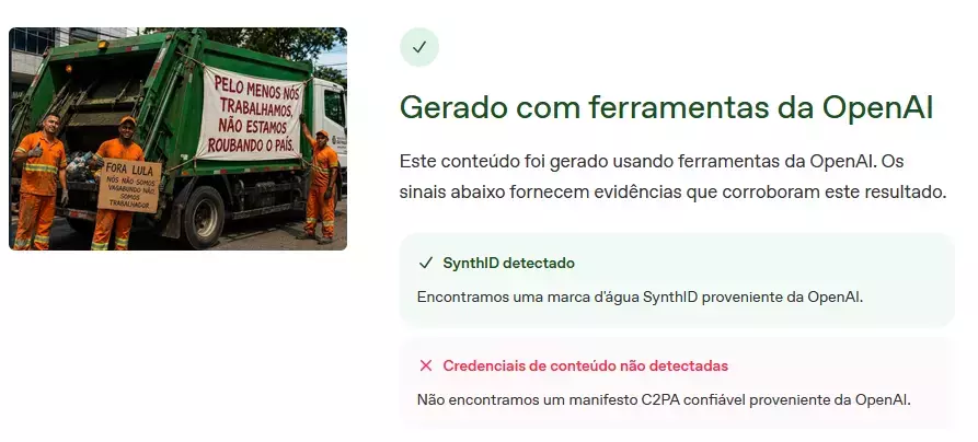 Uma captura de tela exibe, na metade esquerda, a imagem de três trabalhadores da limpeza urbana — um homem de pele clara e dois de pele parda, vestindo uniformes laranjas — posicionados junto a um caminhão de lixo verde com cartazes. Na metade direita, uma interface digital apresenta um ícone circular com um visto verde seguido do título ‘Gerado com ferramentas da OpenAI’ e do texto ‘Este conteúdo foi gerado usando ferramentas da OpenAI. Os sinais abaixo fornecem evidências que corroboram este resultado.’. Abaixo, uma caixa de fundo esverdeado com um visto de confirmação indica ‘SynthID detectado’ e ‘Encontramos uma marca d'água SynthID proveniente da OpenAI.’. Logo em seguida, uma caixa de fundo rosado com um sinal de ‘X’ vermelho mostra os textos ‘Credenciais de conteúdo não detectadas’ e ‘Não encontramos um manifesto C2PA confiável proveniente da OpenAI.’.