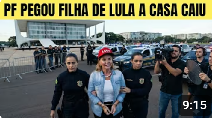 A imagem mostra uma mulher de jaqueta jeans e boné vermelho, com as mãos algemadas à frente do corpo, sendo escoltada por duas agentes policiais em frente a um prédio público. Ao redor, há policiais, jornalistas, fotógrafos e cinegrafistas registrando a cena. No topo, uma faixa amarela traz a manchete em letras pretas: 'PF PEGOU FILHA DE LULA A CASA CAIU'. Há também um marcador '9:15' no canto inferior direito. 