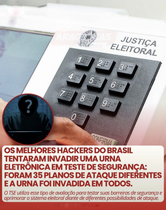 A imagem mostra em primeiro plano a parte superior de um painel de urna eletrônica, com o teclado numérico em destaque no centro, contendo os números de 1 a 0 em teclas pretas com marcações em braille. Na parte superior direita do aparelho, lê-se a inscrição 'JUSTIÇA ELEITORAL' ao lado do brasão da República. Uma mão aparece tocando a lateral esquerda do painel. Sobreposta ao pulso dessa mão, há uma ilustração circular com borda vermelha mostrando a silhueta de uma pessoa com capuz e um ponto de interrogação no lugar do rosto. Na metade inferior da imagem, há um quadro retangular de fundo claro com bordas arredondadas e textos escritos em vermelho e cinza. O texto em destaque e letras maiúsculas vermelhas diz: 'OS MELHORES HACKERS DO BRASIL TENTARAM INVADIR UMA URNA ELETRÔNICA EM TESTE DE SEGURANÇA: FORAM 35 PLANOS DE ATAQUE DIFERENTES E A URNA FOI INVADIDA EM TODOS.' Logo abaixo, em letras menores na cor cinza, consta a frase: 'O TSE utiliza esse tipo de avaliação para testar suas barreiras de segurança e aprimorar o sistema eleitoral diante de diferentes possibilidades de ataque.'