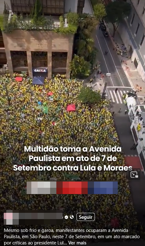 Uma fotografia de ângulo aéreo registra uma via urbana densamente ocupada por uma grande multidão. Devido à distância, características físicas individuais das pessoas não são discerníveis, mas a grande maioria veste roupas nas cores amarelo e verde. À esquerda, parte de um edifício apresenta vegetação em uma varanda e uma placa escura com a inscrição 'CAIXA' no andar térreo; à direita, uma pista adjacente parcialmente livre exibe uma faixa de pedestres, árvores e a parte superior de um grande veículo branco. Sobreposta no centro da imagem, há uma frase em letras brancas que diz: ‘Multidão toma a Avenida Paulista em ato de 7 de Setembro contra Lula e Moraes’. Abaixo da frase e no canto inferior esquerdo, retângulos pixelados borram informações originais da postagem, próximos a um botão com a palavra ‘Seguir’. 