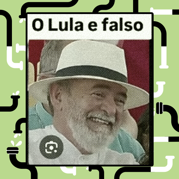 Imagem com aspecto visual bastante granulado, indicativo de baixa resolução. Na parte superior, sobre um fundo branco, destaca-se o texto em letras pretas e espessas: 'O Lula e falso' (sem acento no 'e'). O restante da composição é preenchido por um close-up do rosto de um homem que se parece com Luiz Inácio Lula da Silva — homem de pele clara e barba branca —, que aparece sorrindo e olhando ligeiramente para o lado. Ele veste uma camisa branca abotoada e um chapéu claro de abas curtas com uma fita escura ao redor da copa. No canto inferior esquerdo da foto, sobreposto à camisa, nota-se um ícone circular escuro contendo um símbolo branco de câmera, característico de ferramentas de pesquisa visual, como o Google Lens. O fundo está desfocado, mas revela fragmentos do que parecem ser outras pessoas vestindo roupas em tons de azul claro e vermelho escuro. 