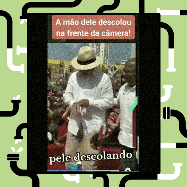 Captura de tela em formato vertical, com baixa resolução e aspecto bastante granulado, ladeada por faixas pretas. Na parte superior, um retângulo vermelho contém o texto em letras brancas: 'A mão dele descolou na frente da câmera!'. No centro da cena, destaca-se um homem vestindo camisa branca de mangas compridas, calça clara e um chapéu claro com faixa escura, cujo rosto está majoritariamente encoberto pela sombra da aba. Na região de suas mãos, na altura da cintura, observa-se uma forma distorcida e de cor marrom, que o contexto da postagem insinua ser pele. À direita desse homem, aparece parte de outra pessoa também de camisa branca. Ao fundo, nota-se uma aglomeração de pessoas, muitas delas usando roupas vermelhas, e o que parece ser a arquibancada de um evento público. Na parte inferior da imagem, sobreposta à cena, lê-se o texto 'pele descolando' em letras brancas com contorno preto. 