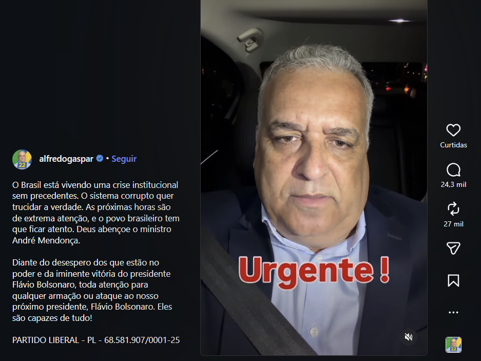A imagem mostra uma captura de tela de uma publicação no Instagram. À esquerda, aparece o perfil identificado como 'alfredogaspar', seguido de um selo de verificação e da opção 'Seguir'. A legenda diz: 'O Brasil está vivendo uma crise institucional sem precedentes. O sistema corrupto quer trucidar a verdade. As próximas horas são de extrema atenção, e o povo brasileiro tem que ficar atento. Deus abençoe o ministro André Mendonça.' Em seguida, o texto afirma: 'Diante do desespero dos que estão no poder e da iminente vitória do presidente Flávio Bolsonaro, toda atenção para qualquer armação ou ataque ao nosso próximo presidente, Flávio Bolsonaro. Eles são capazes de tudo!' Na parte inferior da legenda aparece 'PARTIDO LIBERAL – PL – 68.581.907/0001-25'. À direita, há um vídeo vertical mostrando um homem de cabelos grisalhos sentado dentro de um carro, usando camisa clara, paletó escuro e cinto de segurança. Sobre o vídeo aparece, em letras grandes vermelhas, a palavra 'Urgente!'. No lado direito da tela estão os ícones de curtida, comentários, compartilhamento e outras opções, com a indicação de 24,3 mil comentários e 27 mil compartilhamentos.