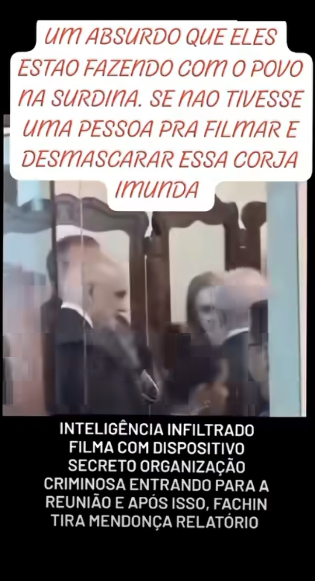 Captura de tela de um vídeo em formato vertical com textos sobrepostos nas partes superior e inferior. No centro, há uma imagem gravada através de um vidro reflexivo, mostrando quatro pessoas em trajes formais no Supremo Tribunal Federal (STF). À esquerda, o ministro Alexandre de Moraes é visto de perfil, vestindo uma toga preta. Ao centro, de costas, está o presidente Luiz Inácio Lula da Silva, vestindo terno escuro. Atrás de Lula, ligeiramente encoberto, é possível ver o ministro Flávio Dino. À direita de Lula, está Viviane Barci de Moraes. Na parte superior, um texto em letras vermelhas sobre fundo branco diz: 'UM ABSURDO QUE ELES ESTAO FAZENDO COM O POVO NA SURDINA. SE NAO TIVESSE UMA PESSOA PRA FILMAR E DESMASCARAR ESSA CORJA IMUNDA'. Na parte inferior, um texto em letras brancas sobre fundo preto diz: 'INTELIGÊNCIA INFILTRADO FILMA COM DISPOSITIVO SECRETO ORGANIZAÇÃO CRIMINOSA ENTRANDO PARA A REUNIÃO E APÓS ISSO, FACHIN TIRA MENDONÇA RELATÓRIO'.