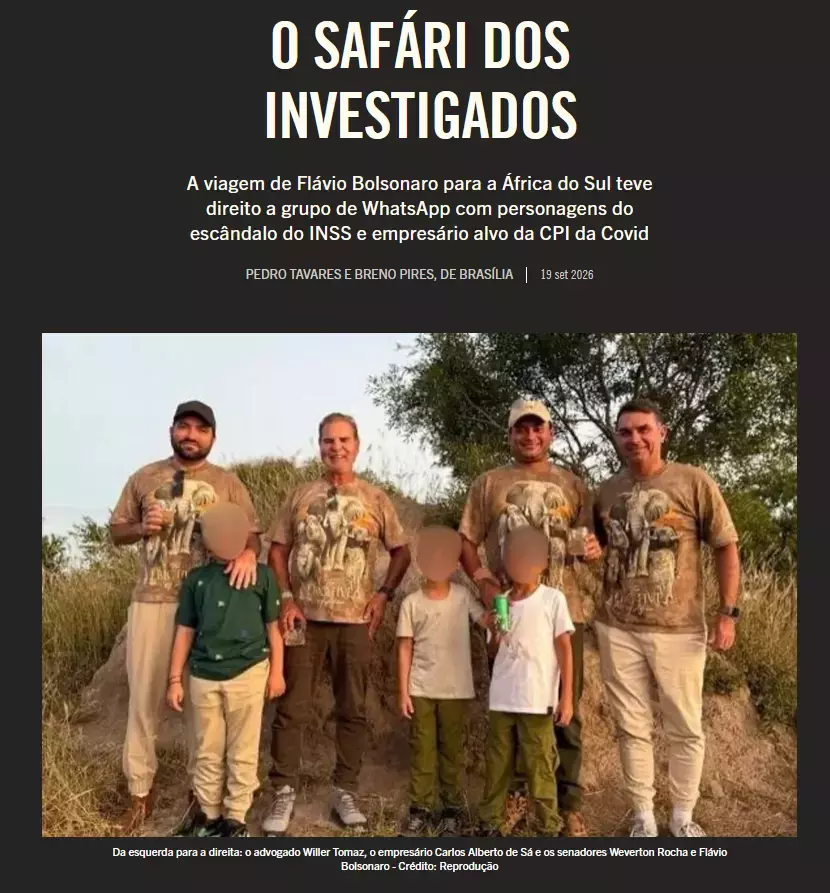 Uma captura de tela exibe na parte superior um texto sobre fundo escuro com o título em letras maiúsculas brancas 'O SAFÁRI DOS INVESTIGADOS', acompanhado de um subtítulo sobre uma viagem de Flávio Bolsonaro à África do Sul e a data '19 set 2026'. No centro, uma fotografia ambientada em uma paisagem com vegetação seca e árvores mostra um grupo de sete pessoas. Na fileira de trás, em pé, há quatro homens de pele clara vestindo camisetas beges idênticas com estampa de elefante; da esquerda para a direita, o primeiro tem barba escura, veste calça clara e boné escuro, o segundo possui cabelo curto grisalho e veste calça escura, o terceiro usa boné claro e calça escura, e o quarto tem cabelo curto escuro e veste calça clara. Na fileira da frente, posicionam-se três crianças com os rostos totalmente cobertos por borrões circulares beges, vestindo camisetas nas cores verde, cinza e branca, combinadas com calças beges e esverdeadas. Na base da imagem, uma legenda identifica os homens adultos: 'Da esquerda para a direita: o advogado Willer Tomaz, o empresário Carlos Alberto de Sá e os senadores Weverton Rocha e Flávio Bolsonaro - Crédito: Reprodução'.