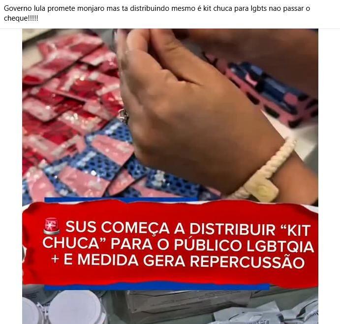 Uma captura de tela exibe uma publicação que traz, na parte superior sobre fundo claro, o texto em preto: ‘Governo lula promete monjaro mas ta distribuindo mesmo é kit chuca para lgbts nao passar o cheque!!!!!’. A imagem central destaca em primeiro plano duas mãos — uma delas com um anel prateado e o pulso com uma pulseira branca trançada — manipulando um pequeno objeto de papelão nas cores rosa e azul. Ao fundo, parcialmente desfocados sobre uma superfície, encontram-se diversos sachês quadrados nas cores vermelha e azul, além de recipientes com tampas brancas na extremidade inferior. Sobreposta à parte inferior da fotografia, há uma tarja vermelha de bordas irregulares que exibe o ícone de uma sirene luminosa seguido do texto em letras maiúsculas brancas: ‘SUS COMEÇA A DISTRIBUIR ‘KIT CHUCA’ PARA O PÚBLICO LGBTQIA+ E MEDIDA GERA REPERCUSSÃO’.