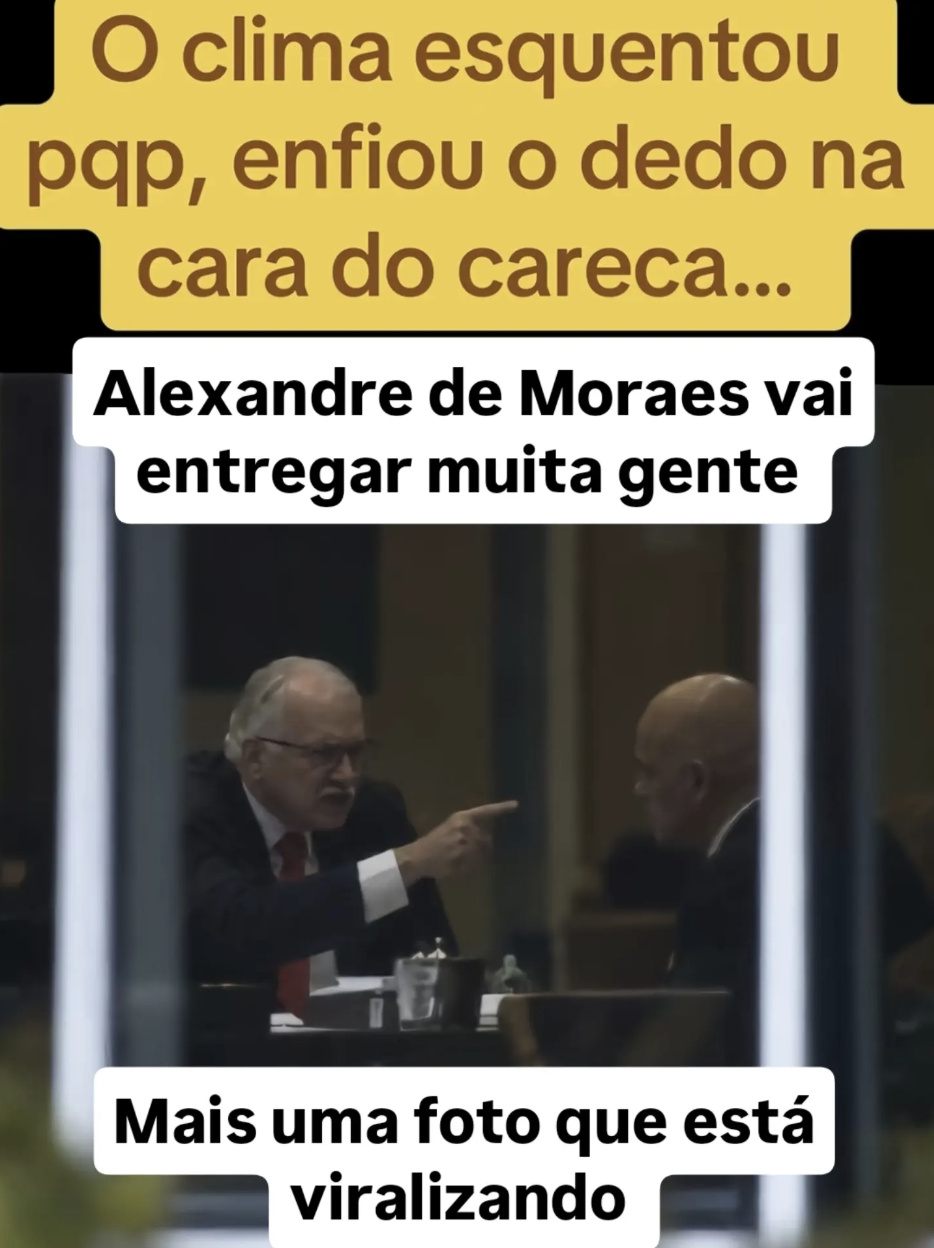 Captura de tela com três caixas de texto sobrepostas em uma fotografia. A imagem mostra dois homens sentados em bancadas em um ambiente formal: à esquerda, o ministro Edson Fachin — homem de pele clara, cabelos e sobrancelhas brancos, óculos de grau, vestindo terno e toga pretos sobre camisa branca e gravata vermelha — está com o corpo inclinado para a frente e o indicador direito apontado na direção do ministro Alexandre de Moraes, homem de pele clara e calvo, visto de perfil à direita, também vestindo terno e toga pretos. No topo da imagem, um retângulo amarelo traz a frase 'O clima esquentou pqp, enfiou o dedo na cara do careca...'. Logo abaixo, um retângulo branco contém o texto 'Alexandre de Moraes vai entregar muita gente'. Na parte inferior da imagem, outro retângulo branco exibe o texto 'Mais uma foto que está viralizando'.