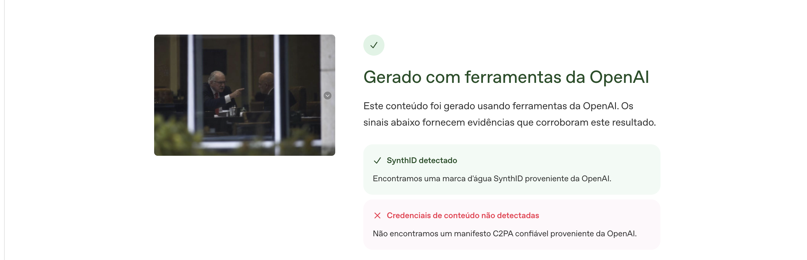 Captura de tela de uma interface de verificação contendo, à esquerda, uma foto de dois homens em ambiente formal — à esquerda, um homem de pele clara, cabelos e sobrancelhas brancos e óculos de grau, vestindo terno e toga pretos com gravata vermelha, apontando o dedo indicador para um homem calvo de pele clara e terno escuro sentado à direita. À direita da imagem, há um texto com o título ‘Gerado com ferramentas da OpenAI’, acompanhado pela frase ‘Este conteúdo foi gerado usando ferramentas da OpenAI. Os sinais abaixo fornecem evidências que corroboram este resultado.’ Abaixo, dois quadros explicativos exibem as mensagens ‘SynthID detectado’ e ‘Credenciais de conteúdo não detectadas’.