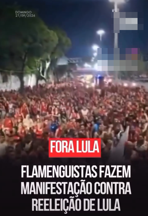 Uma captura de tela de formato vertical exibe uma via noturna ocupada por uma grande aglomeração de pessoas, a maioria delas vestindo roupas vermelhas. Devido à baixa resolução da imagem e à distância, não é possível identificar características físicas individuais da multidão. No canto superior esquerdo, há o texto 'DOMINGO 27/09/2026'. No canto superior direito, algumas áreas próximas a postes de iluminação estão pixeladas. Sobreposta à parte inferior central da fotografia, encontra-se uma tarja vermelha contendo o texto em letras maiúsculas brancas 'FORA LULA'. Logo abaixo desta tarja, sobre um fundo escuro, está escrito em letras brancas: 'FLAMENGUISTAS FAZEM MANIFESTAÇÃO CONTRA REELEIÇÃO DE LULA'. 