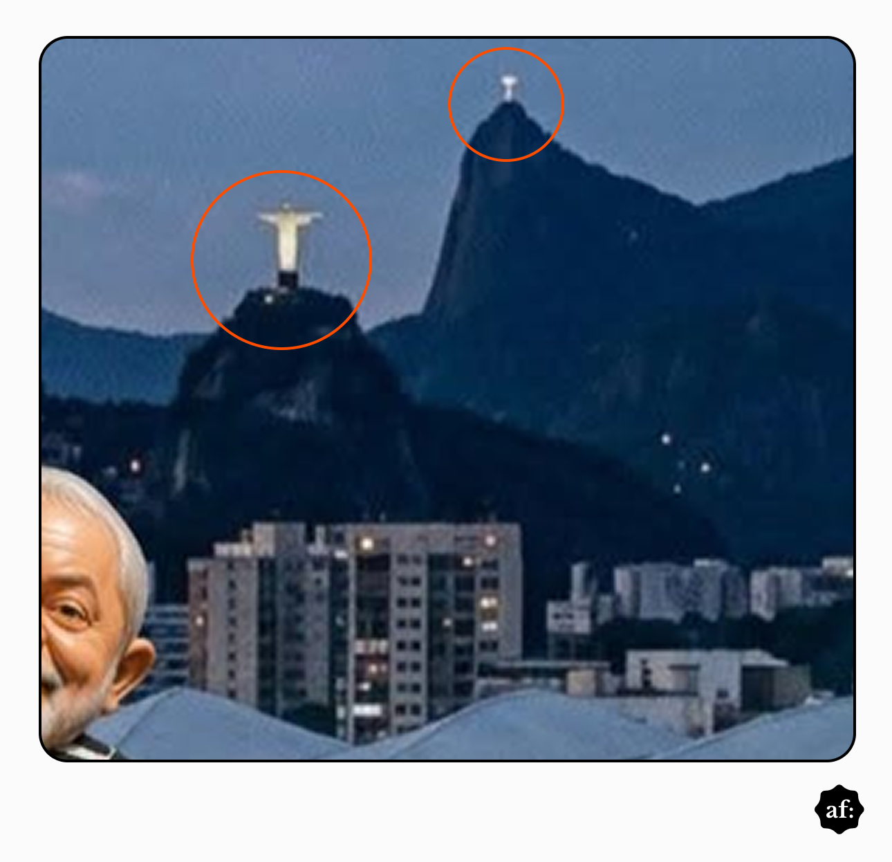 Uma fotografia exibe uma paisagem urbana noturna com prédios e morros ao fundo. Na imagem superior, aparecem duas réplicas iluminadas da estátua do Cristo Redentor. Já na imagem inferior consta em um letreiro: “FLA 2 X 1 RIVAL”. No canto inferior direito, sobre a margem clara que emoldura a fotografia, há um pequeno logotipo circular preto contendo as letras ‘af:’.