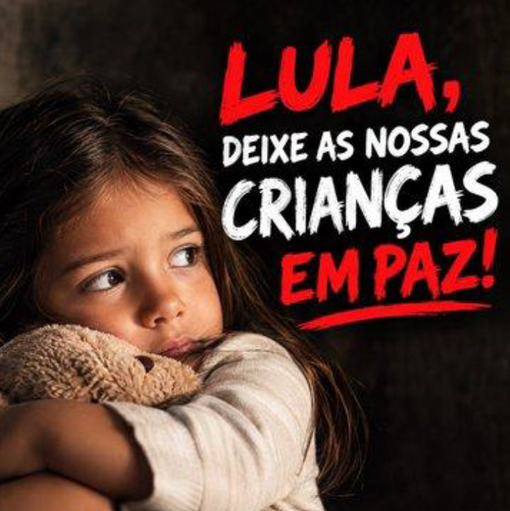 À esquerda, uma menina de pele clara, olhos castanhos e cabelos castanhos longos, com semblante sério, abraçando um urso de pelúcia marrom. À direita, sobre fundo escuro, está escrito em letras garrafais vermelhas e brancas: 'LULA, DEIXE AS NOSSAS CRIANÇAS EM PAZ!'.