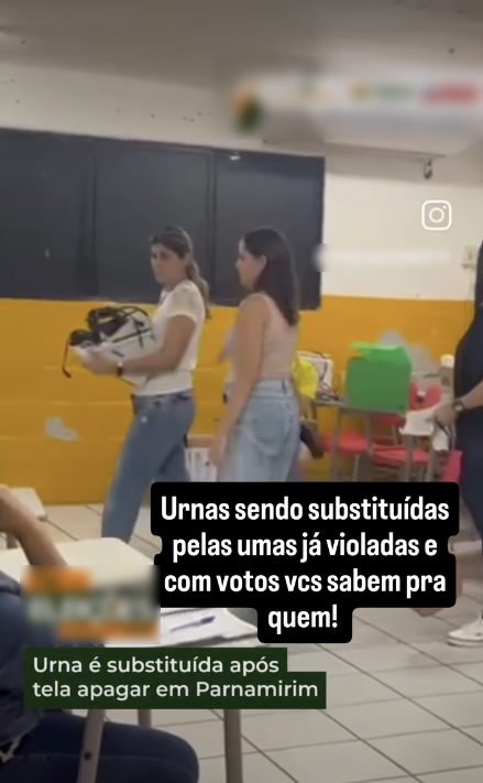 A imagem mostra uma sala com paredes parcialmente pintadas de amarelo e armários escuros ao fundo. Duas mulheres caminham pelo local; uma delas carrega equipamentos, enquanto há outras pessoas e objetos espalhados pela sala. Sobre a imagem, aparece o texto 'Urnas sendo substituídas pelas urnas já violadas e com votos vcs sabem pra quem!'. Na parte inferior, há uma faixa verde com o texto 'Urna é substituída após tela apagar em Parnamirim'. Também aparecem elementos da interface de uma rede social e algumas áreas desfocadas.