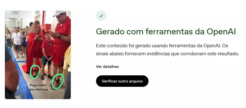 A imagem é dividida em duas áreas. À esquerda, vê-se a fotografia de uma fila de pessoas em um corredor interno, destacando-se três indivíduos no primeiro plano vestindo roupas predominantemente vermelhas. A pessoa central possui pele clara, cabelo loiro cacheado e está com um vestido vermelho curto, capa vermelha e sapatos pretos de salto alto, exibindo um dispositivo preto fixado no tornozelo direito, o qual está circulado por um traço verde inserido digitalmente. À sua direita, outra pessoa de pele e cabelo escuro está vestida de vermelho com um boné branco e sandálias pretas de salto, ostentando um dispositivo idêntico no tornozelo direito, também circulado em verde. Entre elas, há uma criança de pele clara com camisa e boné vermelhos e bermuda azul. Na base dessa foto, consta o texto 'Pega visão dos eleitores'. À direita, sobre um fundo branco, há uma interface exibindo um ícone circular verde claro com um sinal de visto e o título 'Gerado com ferramentas da OpenAI', seguido pelo texto 'Este conteúdo foi gerado usando ferramentas da OpenAI. Os sinais abaixo fornecem evidências que corroboram este resultado.', a opção 'Ver detalhes' e um botão preto com a inscrição branca 'Verificar outro arquivo'.
