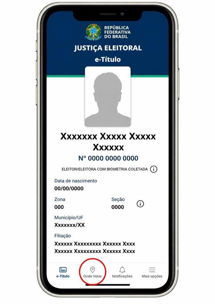 A imagem exibe a tela de um smartphone reproduzindo a interface do aplicativo 'e-Título'. A parte superior possui fundo azul escuro com o brasão do Brasil e os dizeres 'REPÚBLICA FEDERATIVA DO BRASIL' e 'JUSTIÇA ELEITORAL'. No centro, sobre fundo branco, apresenta-se um quadro com a silhueta cinza de um busto humano, seguido por informações eleitorais fictícias preenchidas com sequências de letras 'X' e números zero, abrangendo nome, número do documento, data de nascimento, zona, seção, município e filiação. Na margem inferior, uma barra de navegação contém quatro ícones, e um círculo vermelho traçado digitalmente destaca a segunda opção, representada por um pino de localização com a inscrição 'Onde Votar'.