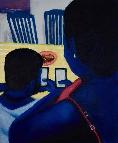 Na mesa de jantar, uma mulher e um menino olham o celular.